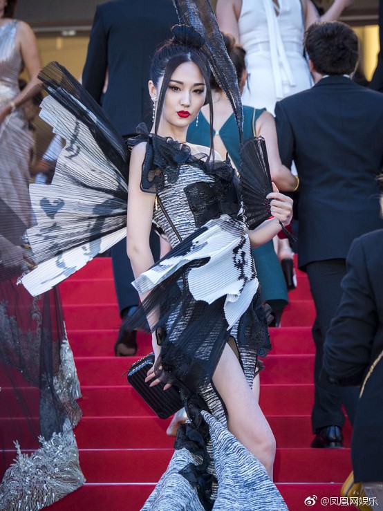 Thảm đỏ Cbiz 2017: Sao Hoàn Châu Cách Cách liên tục gây sốc, dàn mỹ nhân không tên tuổi khiến dân tình muối mặt